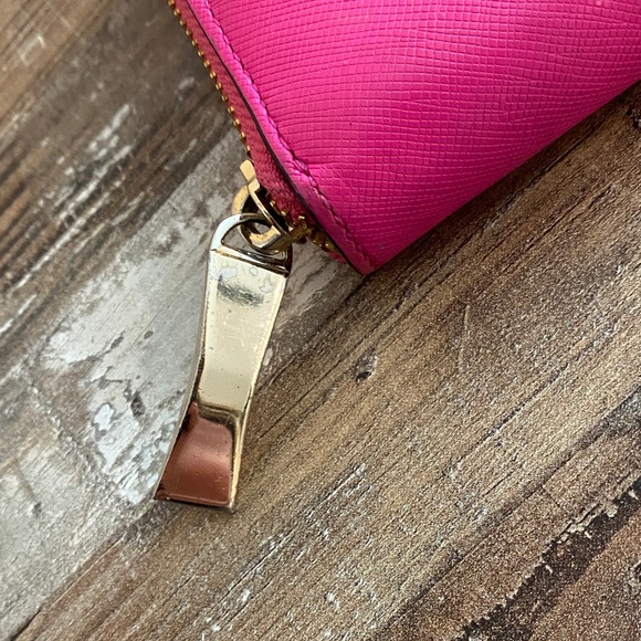 kate spade bright pink zip-around wallet with gold-tone logo - Picture 3 of 11